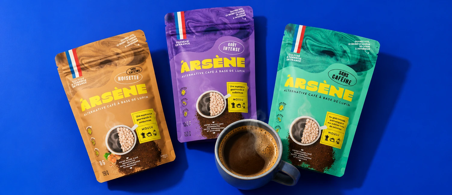 Les trois sachets Arsène et une tasse de boisson au lupin