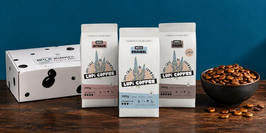 Boîte de découverte Lupi Coffee à côté d’un bol de graines de lupin torréfiées