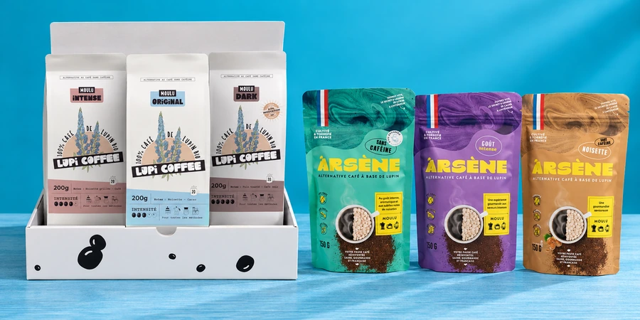 Boîte de découverte Lupi Coffee avec ses sachets Original, Intense et Dark à côté des sachets Arsène turquoise, violet et ocre