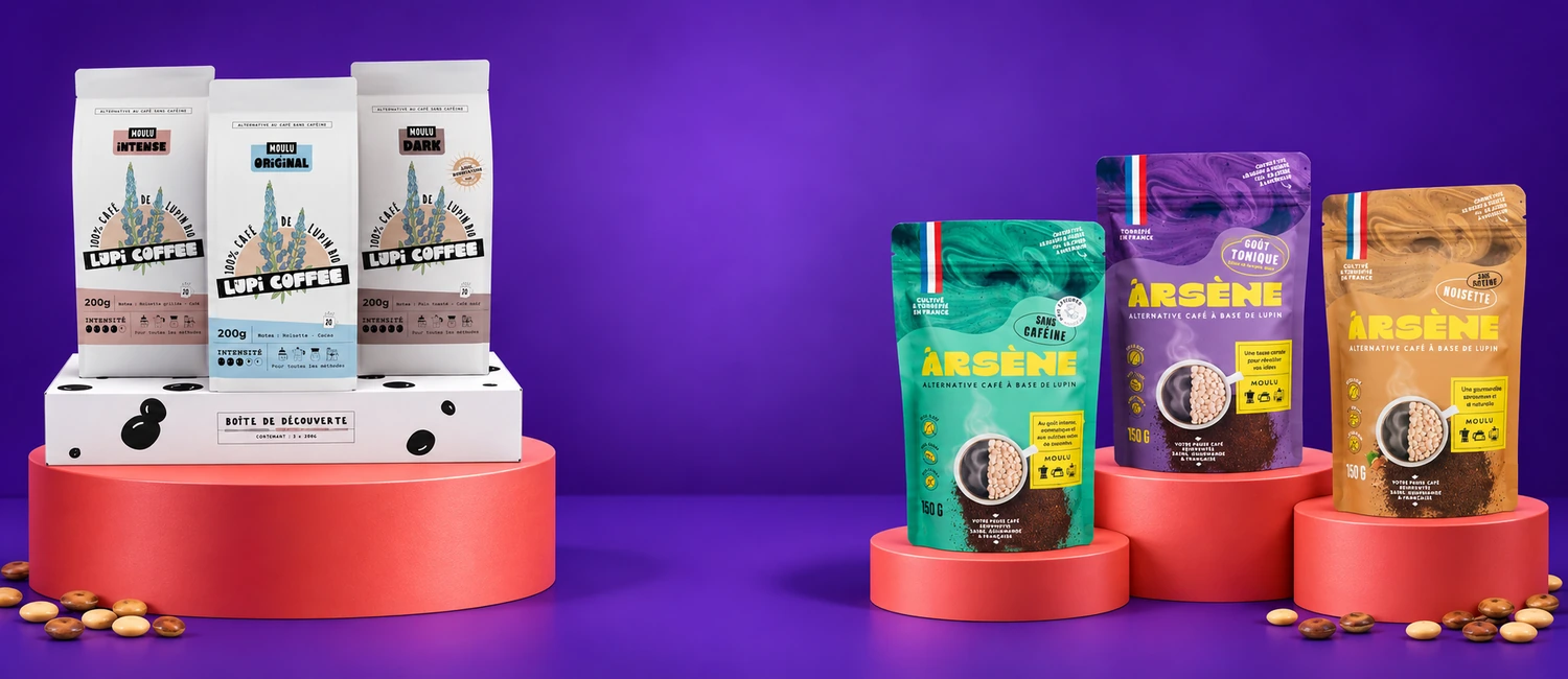 Boîte de découverte Lupi Coffee et sachets Arsène sur des podiums